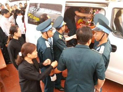 Rơi lệ đón di hài phi công Su-22 Nguyễn Anh Tú về quê hương