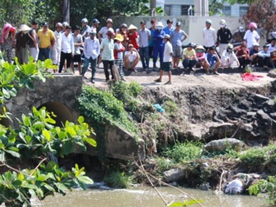 Thi thể cô gái trương phình dưới suối