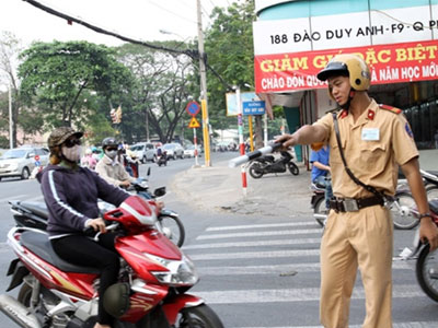 Trời nắng nóng, CSGT muốn có kem chống nắng, khẩu trang