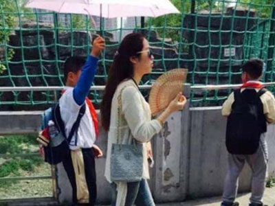 Trung Quốc: Cô giáo bắt học sinh cầm ô che nắng gây phẫn nộ