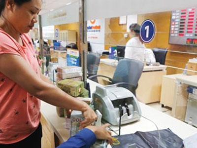 Tỷ giá vượt trần, căng như dây đàn