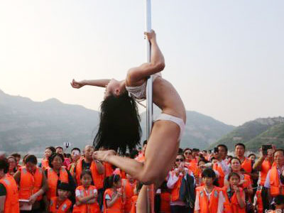 Vũ công mặc đồ lót múa cột trên thuyền cho du khách xem