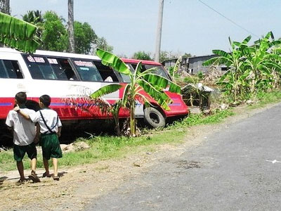 Xe buýt nổ lốp, 11 hành khách bị thương