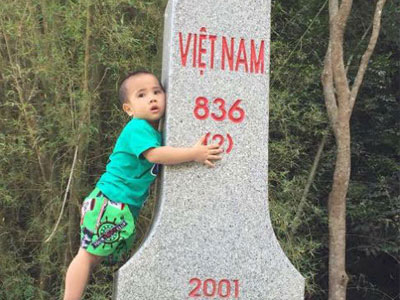 Bé trai 2 tuổi bỗng nhiên ôm chặt cột mốc biên giới Việt - Trung