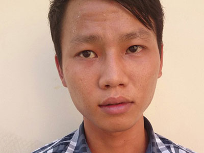 Mẹ không cho tiền đi nhậu, vung dao đâm người đi đường