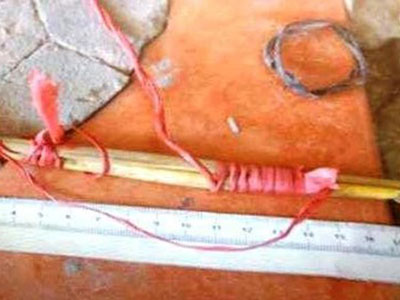 Nghi vợ ngoại tình, chồng chích điện, rượt chém vợ