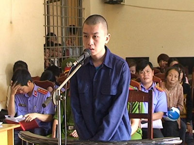 Ném đá xe khách cho vui, nhận 4 năm tù