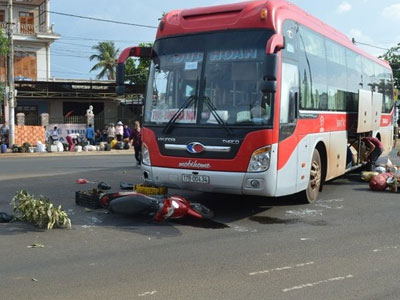 Va chạm với xe khách, người đàn ông bị kéo lê gần 10 mét