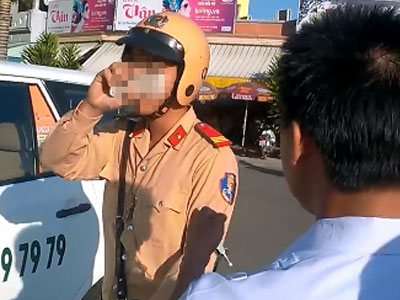 Bị ngưng việc vì quay clip CSGT?