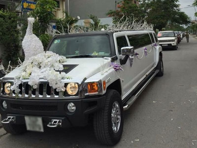 Dàn rước dâu dùng "xế khủng" Hummer H3 Limousine làm xe hoa