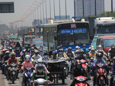 Kẹt xe suốt 10 tiếng, "không thể nhúc nhích" ở TP.HCM