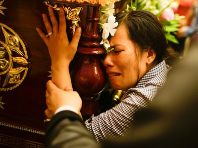 Mẹ và chị ngất xỉu trong lễ hỏa táng Duy Nhân