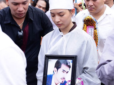 Người dân đứng chật đường tiễn Duy Nhân
