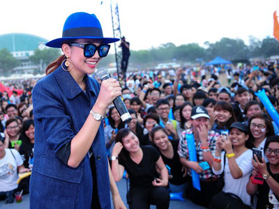 Thanh Hằng nổi bật với style "chuẩn men"