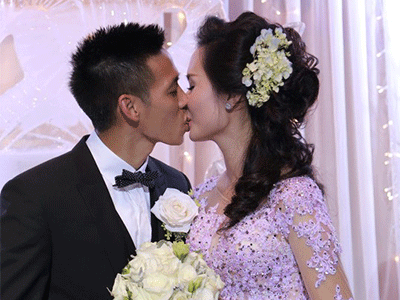 Văn Quyết và bà xã xinh đẹp khóa môi nồng nàn trên sân khấu