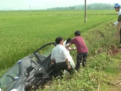 Xe cưới chở cô dâu chú rể mất lái lao xuống ruộng cực kỳ nguy hiểm
