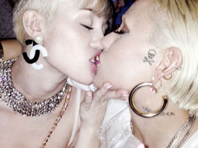 Khoảnh khắc khóa môi bỏng mắt của Miley Cyrus