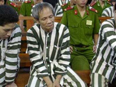 Năm Cam giăng "đạn bọc đường" hạ gục quan chức
