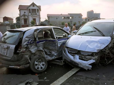 Tạt đầu đón khách trên cao tốc, taxi bị tông bẹp rúm