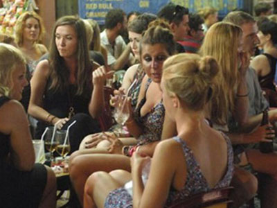 Bị gái Tây tố hiếp dâm, bạn tình Việt: “Cô ta làm chuyện ấy còn hăng hơn tôi”