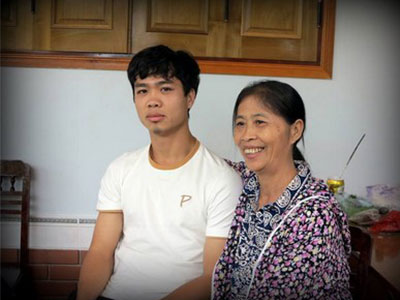 Công Phượng chia sẻ khoảnh khắc yên bình bên mẹ nhân ngày đặc biệt