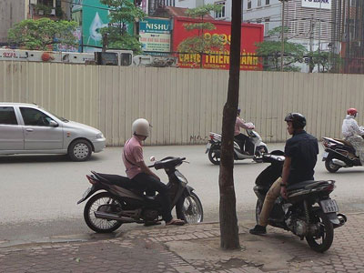Gặp người may mắn thoát chết trong vụ sắt 10m văng ra đường