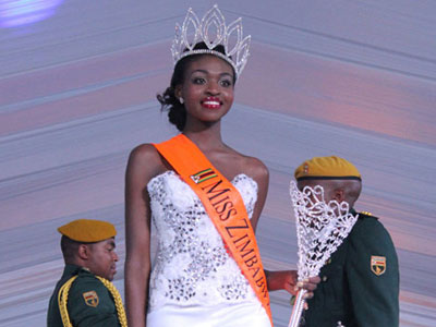 Hoa hậu Zimbabwe lao đao vì bị lộ ảnh “hư hỏng”