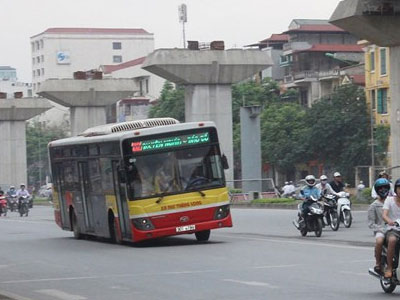 Kinh hãi xe buýt nghiêng lao vun vút giữa đường phố Hà Nội