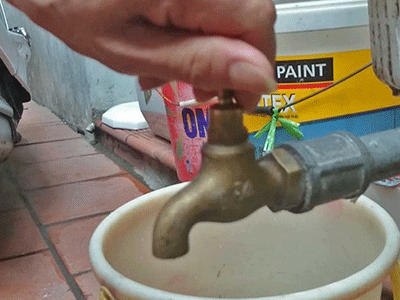 Nhiều người dân Thủ đô vật vã mua từng can nước về dùng