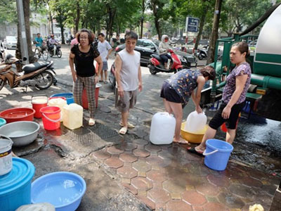 Vệ sinh vào túi bóng, hôm sau vứt vì thiếu nước sạch