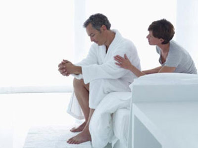 Bi hài cụ ông 80 mắc sùi mào gà vì "tòm tem" với nữ phục vụ