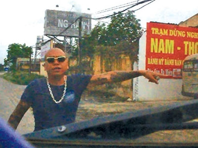 "Đầu gấu" chặn xe QL1 là ...chủ quán