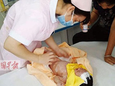 Em bé chưa đầy 1 tháng tuổi được cứu sau 8 ngày bị cha mẹ chôn sống