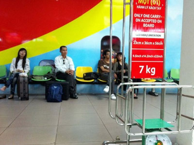 Không nộp phạt, nữ hành khách tát nhân viên hàng không lặn mất tăm