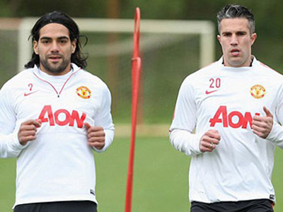M.U nổi sóng: Van Gaal "trù dập" Van Persie?