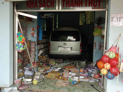 Tài xế say xỉn lao xe 16 chỗ vào nhà sách làm bé trai trọng thương