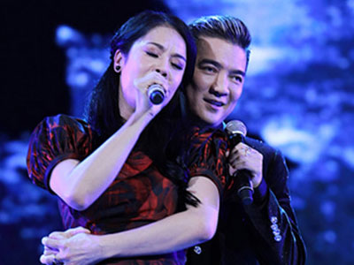 Thu Phương tháo giày để xứng đôi với Đàm Vĩnh Hưng