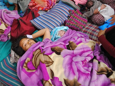 Bé gái chào đời giữa lúc động đất rung chuyển Nepal