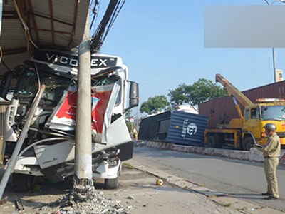 Container điên “đại náo” cầu vượt, nhiều người thoát chết