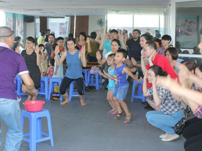 Dạy con học bơi tại nhà từ những bước cơ bản