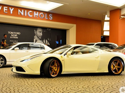 Ferrari 458 Speciale với bộ vành mạ vàng ở Dubai