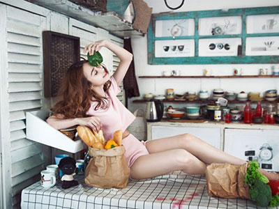 Ngân Khánh khoe ảnh sexy trong bếp