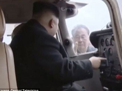 Ông Kim Jong Un trổ tài lái máy bay