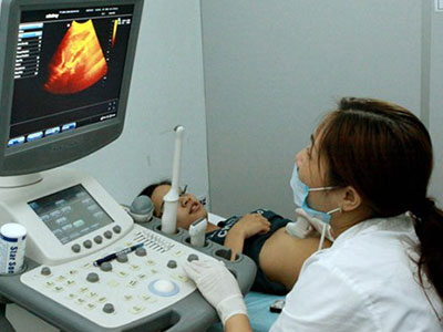 Câu chuyện đẫm nước mắt của người phụ nữ đẻ thuê cho chồng
