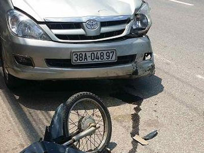 Đâm chết người, xế hộp kéo lê xe máy tháo chạy 3km