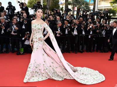 Dàn siêu sao thế giới xúng xính váy áo khoe sắc trên thảm đỏ LHP Cannes