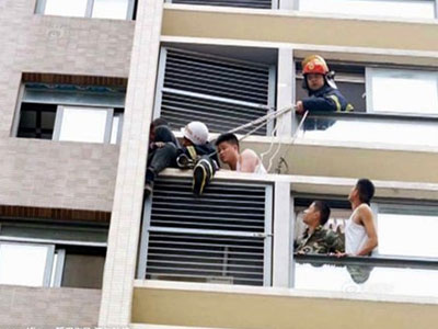 Giải cứu cậu bé leo ra cửa sổ tầng 10 để dọa cha mẹ