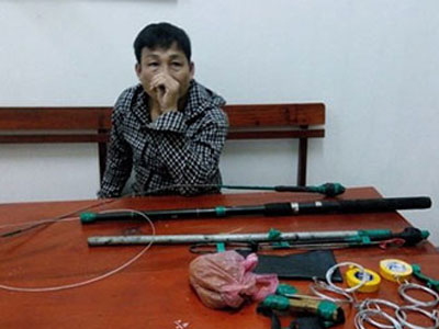 Trộm chó mang tuýp sắt, ớt bột liều lĩnh chống trả CSGT truy bắt
