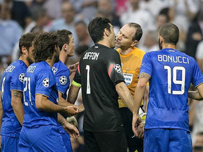 Xôn xao với ảnh Buffon... "khóa môi" trọng tài