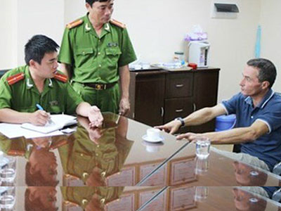 Kinh hoàng bác sĩ lạm dụng tình dục hàng trăm trẻ em